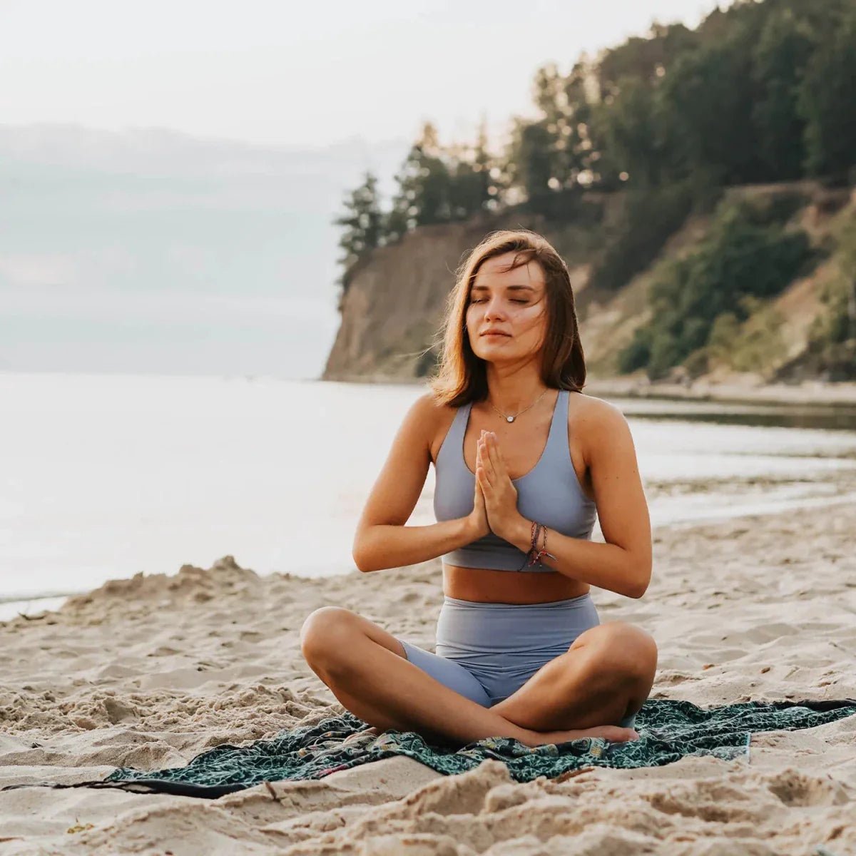 Ashwagandha, Ayurvedische Winterkirsche: Frau in Meditation