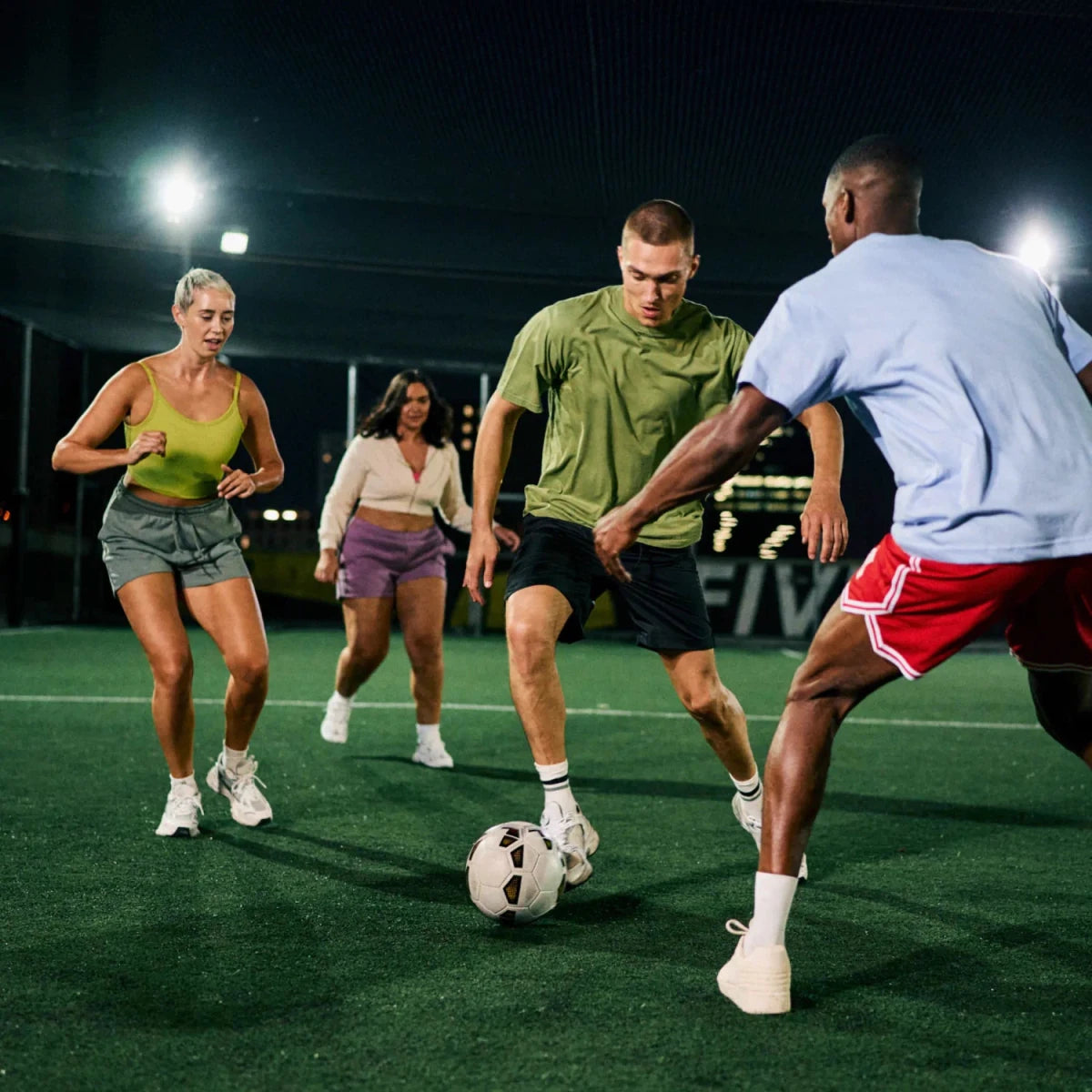 Gruppe spielt Fußball