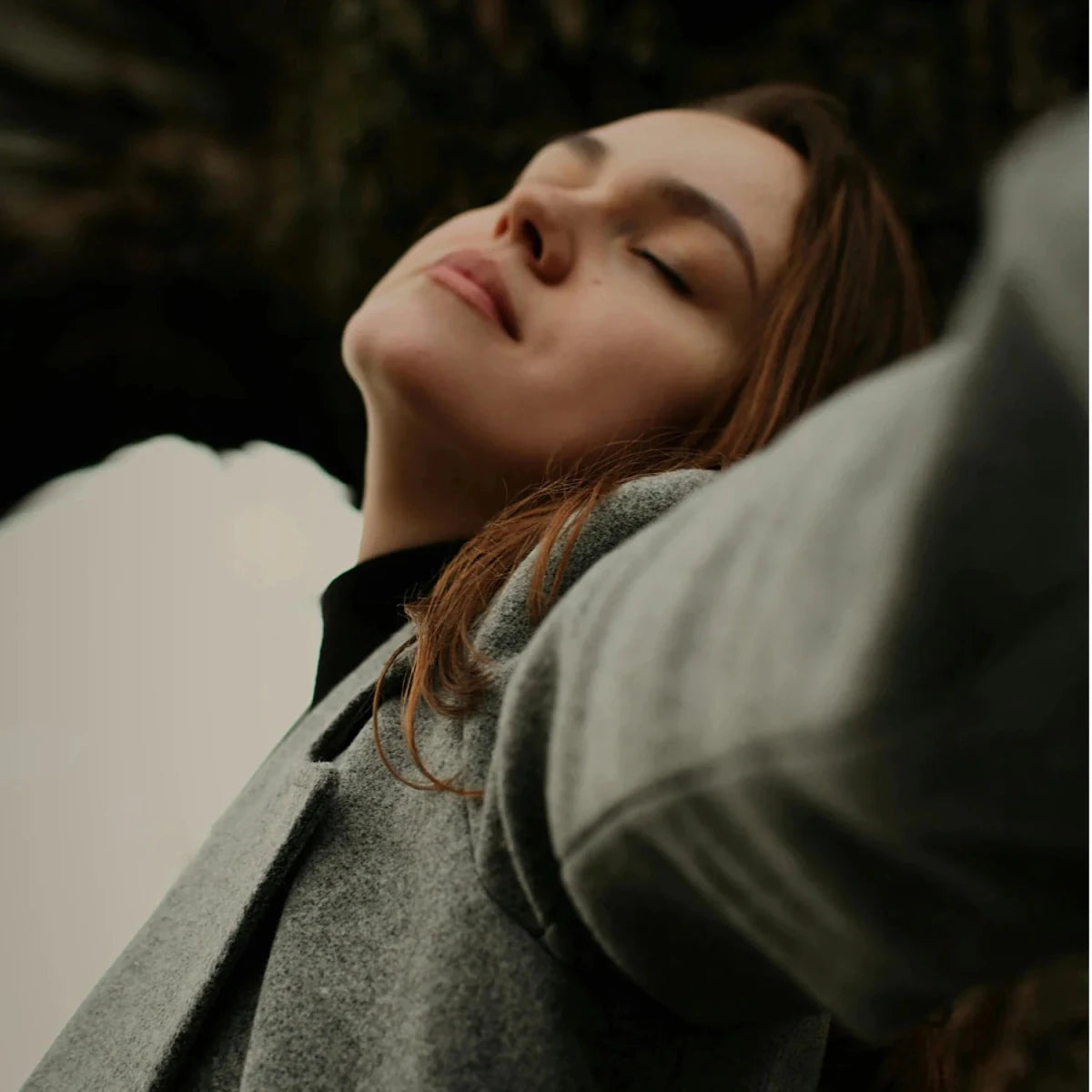 Frau mitAugen zu, streckt sich