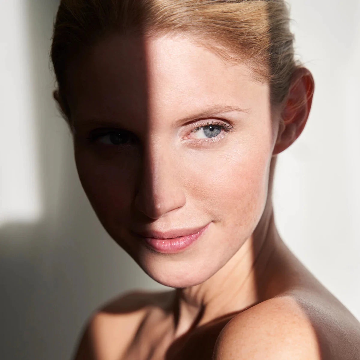 Gesicht von Frau im Halbschatten