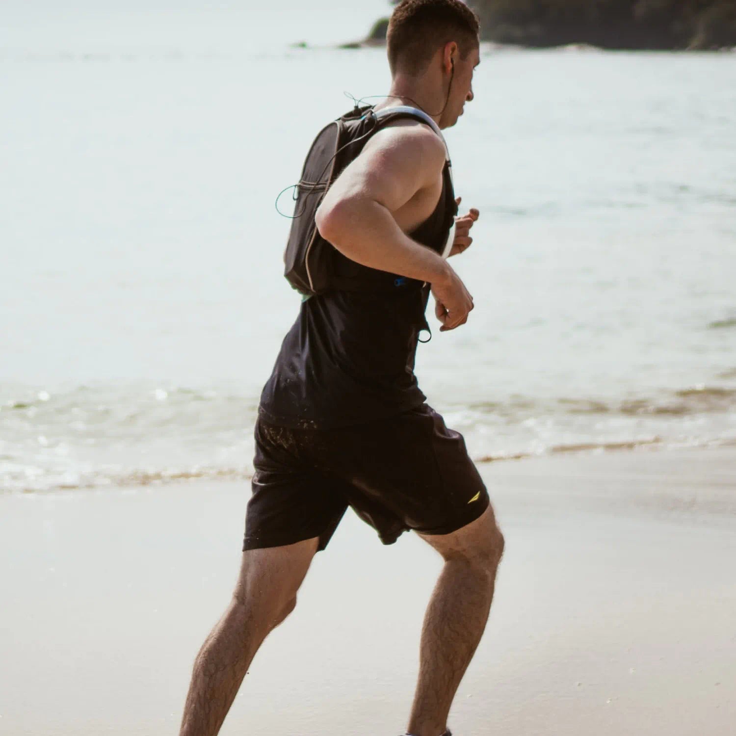 Mann joggt am Meer