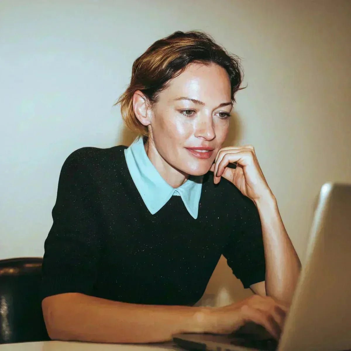Frau schaut auf Laptop