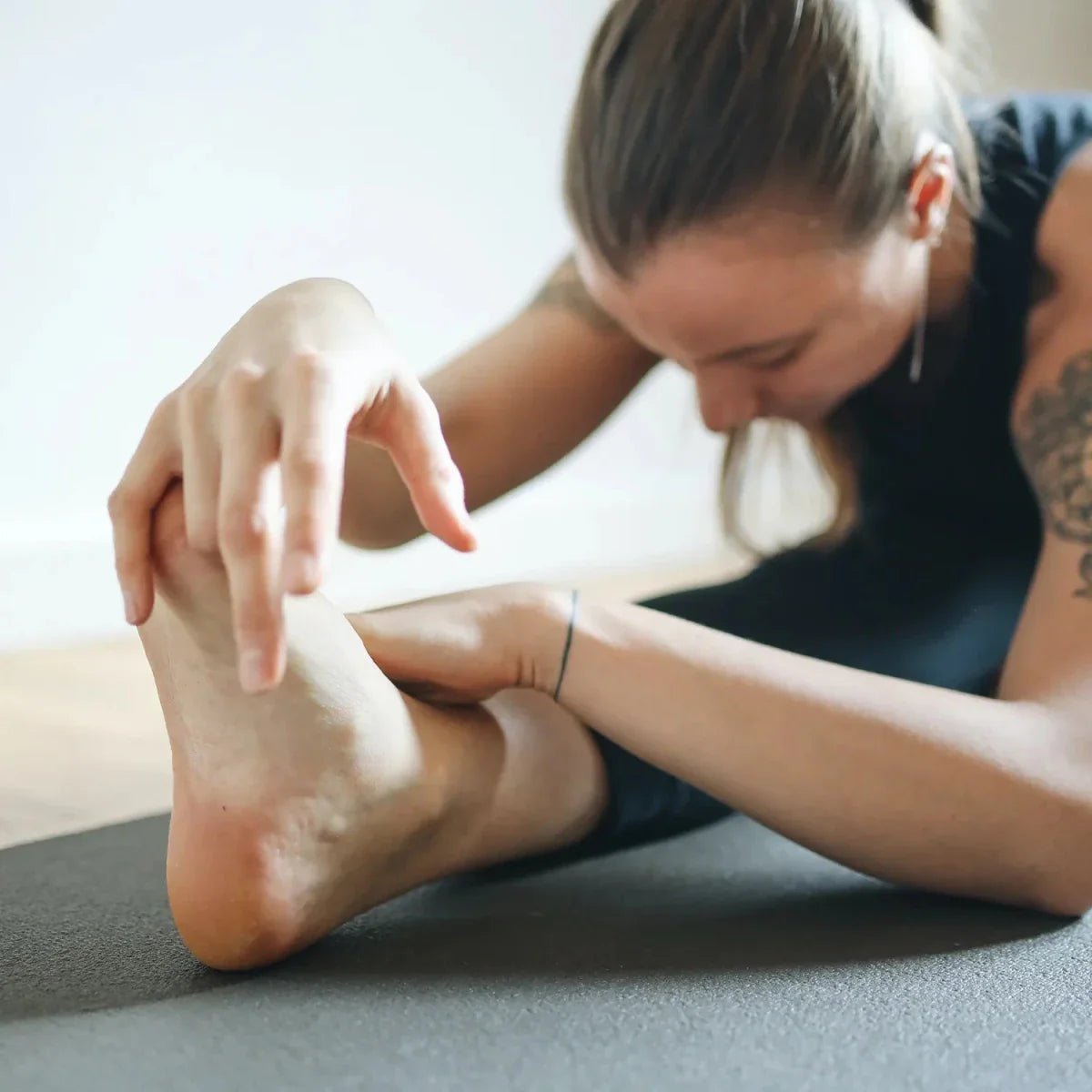 Frau dehnt Wade, Fuß