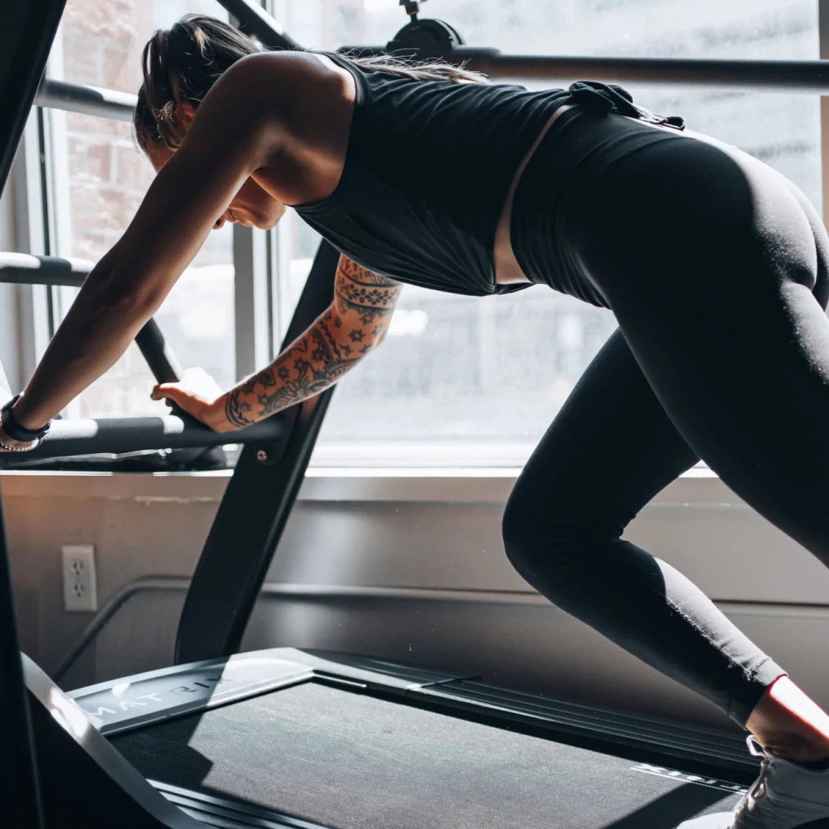 Frau trainiert am Laufband