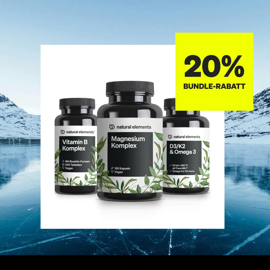 Drei Flaschen mit Nahrungsergänzungsmitteln von natural elements (Vitamin B Komplex, Magnesium Komplex, D3/K2 & Omega 3) sind mit einem gelben Etikett versehen, das auf einen 20%igen Paketrabatt hinweist.